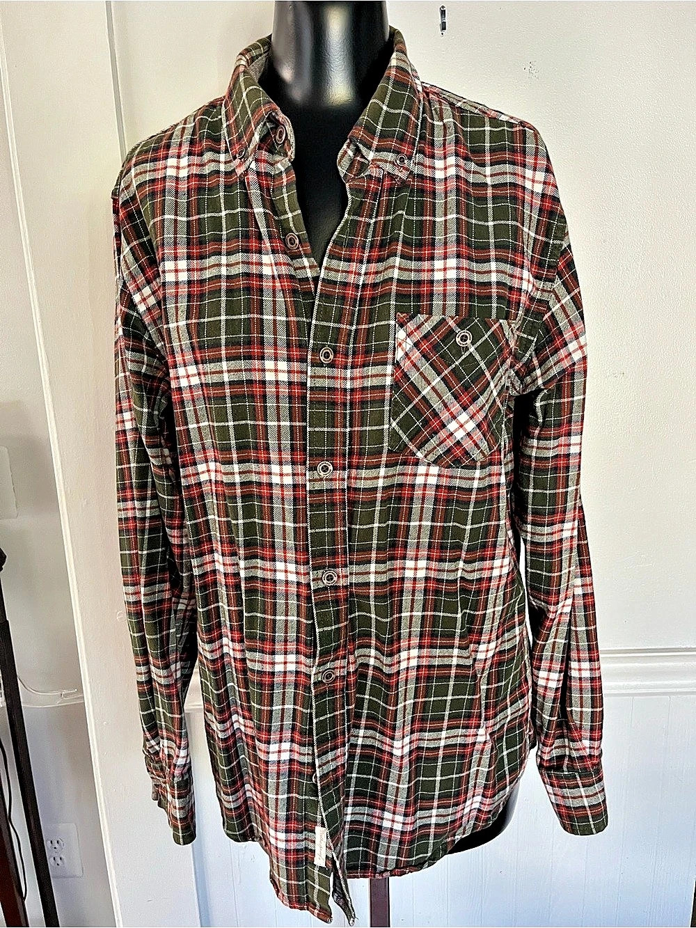 Vintage Plaid Button Down in black & Red